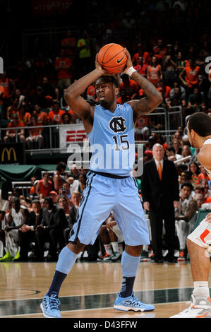 9. Februar 2013: P.j. Hairston #15 von North Carolina in Aktion während der NCAA Basketball-Spiel zwischen den Miami Hurricanes und den North Carolina Tar Heels im Bank United Center in Coral Gables, FL. Die Hurricanes besiegten die Tar Heels 87-61. Stockfoto