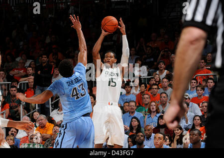 9. Februar 2013: Rion Brown #15 von Miami in Aktion während der NCAA Basketball-Spiel zwischen den Miami Hurricanes und den North Carolina Tar Heels im Bank United Center in Coral Gables, FL. Die Hurricanes besiegten die Tar Heels 87-61. Stockfoto
