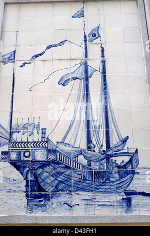 Alte portugiesische Schiff in blauen Fliesen an Wand in Macao, China Stockfoto