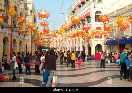 Massen von Menschen in Macau Senatsplatz mit chinesischen neuen Jahre Dekorationen Stockfoto