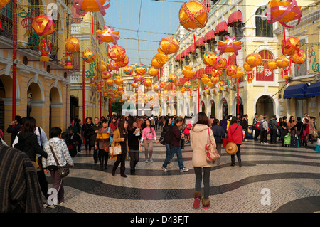 Massen von Menschen in Macau Senatsplatz mit chinesischen neuen Jahre Dekorationen Stockfoto