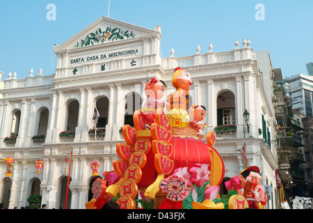 Chinese New Year Dekorationen vor Santa Casa da Misericordia in Macao, China Stockfoto