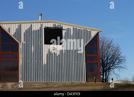 Außenseite des alten Industriegebäude mit leere Zeichen. Stockfoto