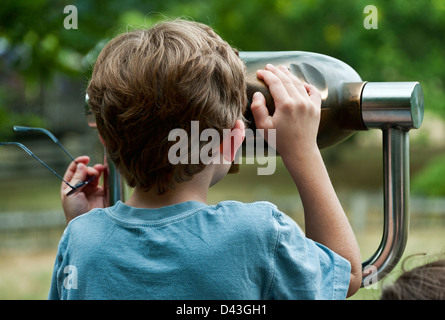 Jungen durch einen Anzeige-Bereich suchen. Stockfoto