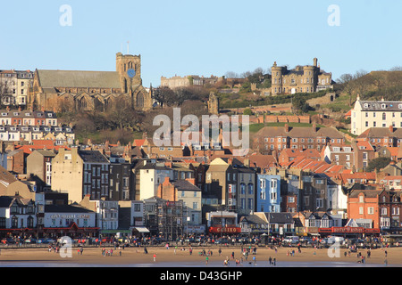 Scarborough, North Yorkshire, England, 2. März 2013: Fotografieren von Scarbrough South Bay Beach und St. Marys Church gesehen über t Stockfoto