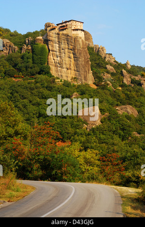 Im 16. Jahrhundert gegründet, nimmt das leicht zugängliche Rousannou Kloster einen niedrigeren Felsen als die anderen von den Meteora Stockfoto