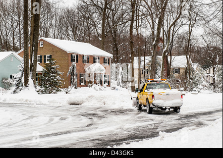 Schnee-Pflug-Clearing-Straße. Stockfoto