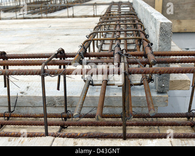 Closeup Aufnahme der Stahlstange Bewehrung zur Stärkung der Betonplatte Stockfoto