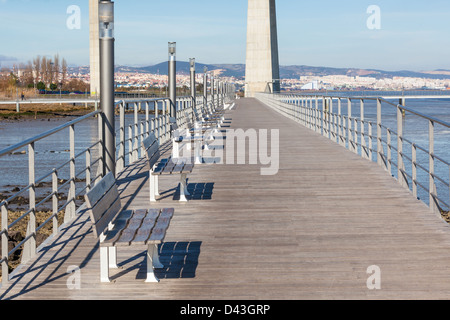 Hölzerne Bänke Zeile am River Embankment. Horizontalen Schuss Stockfoto