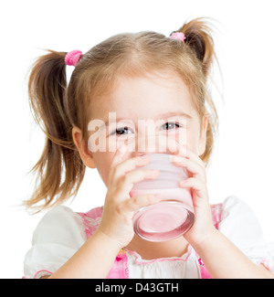 kleines Kind Mädchen trinken Joghurt oder Kefir über weiß Stockfoto