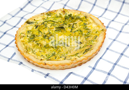 Zwiebelkuchen auf einem Teller mit einem Hintergrund Stockfoto