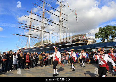 Morris, Tänzer traditionelle englische Volkstänzer vor der Cutty Sark in Greenwich, SE London, England, UK Stockfoto