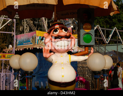 Lustig Lachen Verkehr Polizei Statue auf einem Spielplatz in Indien Stockfoto