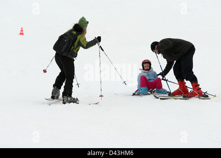 Kinder üben ihre Form in der Skischule Stockfoto