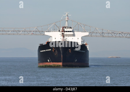 Eine große Öltanker verlässt San Francisco unter der Richmond-San Rafael Brücke. Stockfoto