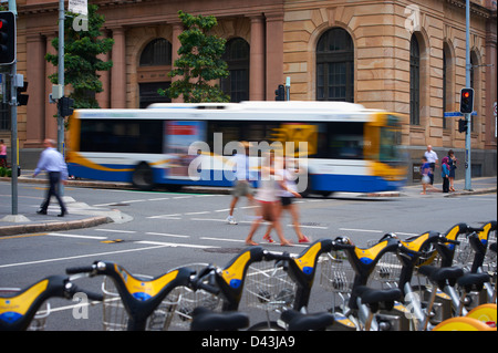 Brisbane City Council Bus in die Stadt und Fußgänger Stockfoto