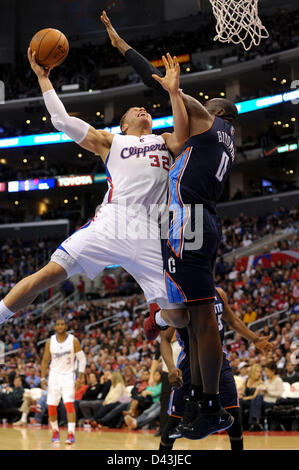 4. März 2013 - Los Angeles, Kalifornien, USA - 26. Februar 2013 - Los Angeles, Kalifornien, USA - 26. Februar 2013: Los Angeles, CA. Los Angeles Clippers Power-forward Blake Griffin (32) fährt in den Warenkorb gelegt und bekommt Foul von Charlotte Bobcats Power Forwards Bismack Biyombo (0) während der NBA-Spiel zwischen den Los Angeles Clippers und die Charlotte Bobcats im Staples Center in Los Angeles , CA. David Hood/CSM Stockfoto