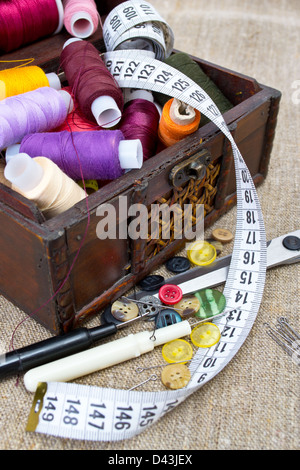 Still-Leben verschiedene Nähzubehör im Schema Stockfoto