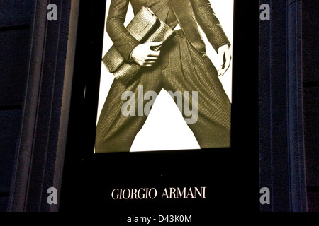 Giorgio Armani Männermodel beleuchtete Werbung Mailand Lombardei Italien Europa Stockfoto