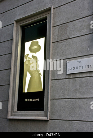 Giorgio Armani beleuchtet Womens Mode Anzeige über Baguttino Mailand Lombardei Italien Europa Stockfoto