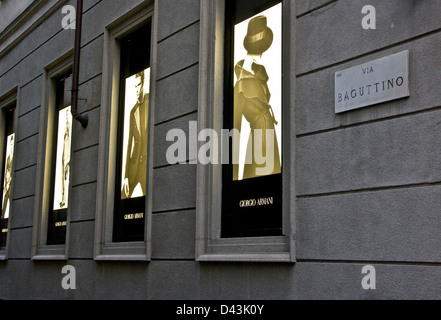 Linie der beleuchtet Giorgio Armani Kleidung Mode Anzeigen über Baguttino Mailand Lombardei Italien Europa Stockfoto