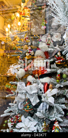 Santa Claus Weihnachtsmann im beleuchteten Designerboutique Fenster anzeigen Via Montenapoleone Mailand Lombardei Italien Europa Stockfoto