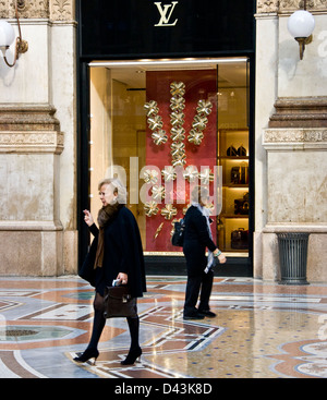 Schicke stilvolle intelligente elegante Frauen vorbei ein Louis Vuitton Designer-Boutique in der Galleria Vittorio Emanuele II Mailand Lombardei Italien Stockfoto