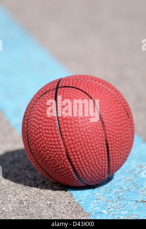 Nahaufnahme der Basketball auf Bürgersteig Stockfoto