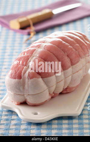 Ungekocht Schweinebraten auf Tisch Stockfoto