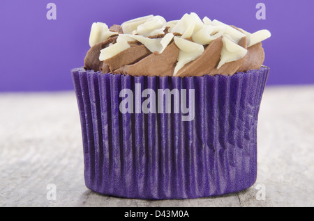 Cupcake mit Schokolade butter Sahne und weiße Schokolade locken Stockfoto