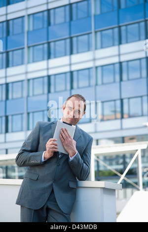 Geschäftsmann mit Tablet PC, Niederrad, Frankfurt am Main, Deutschland Stockfoto