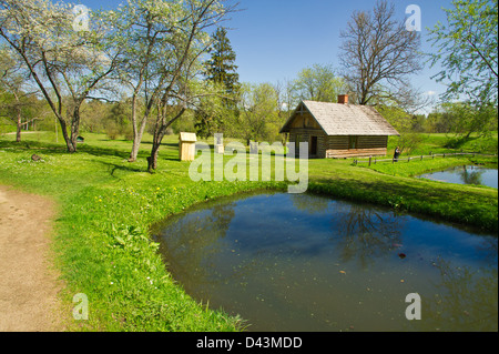 Kleine Sommer-Hütte im Garten. Lettland Stockfoto