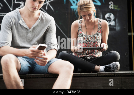 Paar mit Smartphone und Tablet-PC, Mannheim, Baden-Württemberg, Deutschland Stockfoto