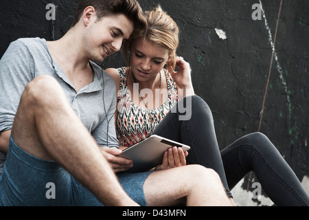 Paar mit Tablet PC, Mannheim, Baden-Württemberg, Deutschland Stockfoto