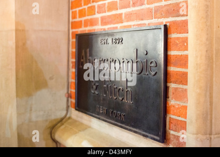 Gedenktafel am Eingang des neu eröffneten & Fitch Abercrombie-Flaggschiff speichern in Hamburg Deutschland. Stockfoto