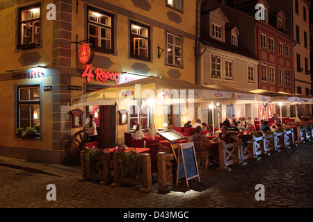 Restaurants am Livu Laukums Square (Livenplatz), Riga, Lettland Stockfoto