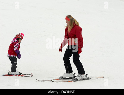 Kinder üben ihre Form in der Skischule Stockfoto