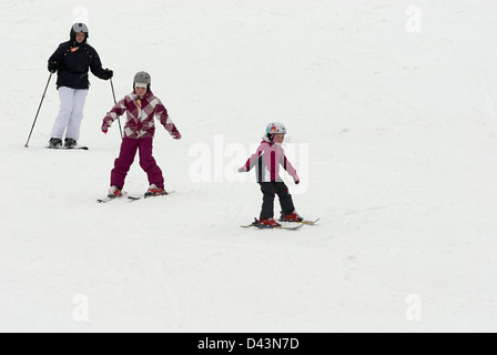 Kinder üben ihre Form in der Skischule Stockfoto