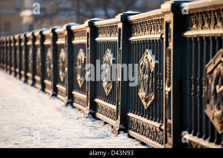 Detail der Geländer auf der Palace-Brücke über den Fluss Newa, Sankt Petersburg, Russland Stockfoto