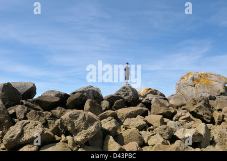 Teenager auf Felsen, Kerlouan, Bretagne, Frankreich Stockfoto