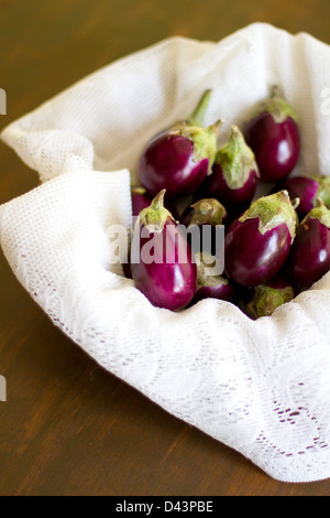 Mehrere indische Auberginen. Stockfoto