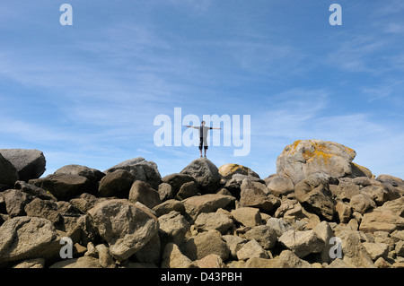 Teenager auf Felsen, Kerlouan, Bretagne, Frankreich Stockfoto