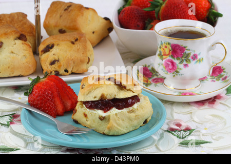 Englische Creme Tee mit Scones und Erdbeeren Stockfoto