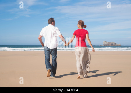 Paar Hand in Hand und Wandern am Strand, Camaret-Sur-Mer, Halbinsel Crozon, Finistere, Bretagne, Frankreich Stockfoto