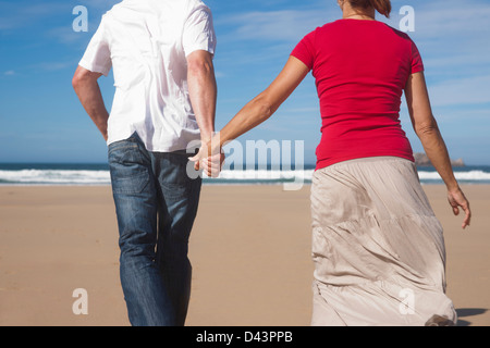 Paar Hand in Hand und Wandern am Strand, Camaret-Sur-Mer, Halbinsel Crozon, Finistere, Bretagne, Frankreich Stockfoto