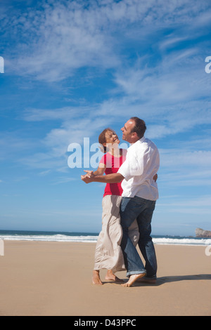 Paare tanzen am Strand, Camaret-Sur-Mer, Halbinsel Crozon, Finistere, Bretagne, Frankreich Stockfoto