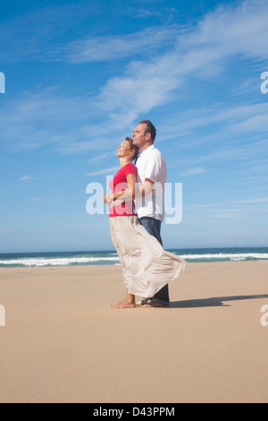Reifen Sie paar umarmt am Strand, Camaret-Sur-Mer, Halbinsel Crozon, Finistere, Bretagne, Frankreich Stockfoto
