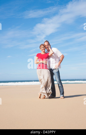 Porträt des reifes Paar umarmt am Strand, Camaret-Sur-Mer, Halbinsel Crozon, Finistere, Bretagne, Frankreich Stockfoto
