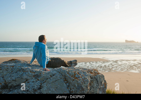 Mann, Blick in die Ferne, am Strand, Camaret-Sur-Mer, Halbinsel Crozon, Finistere, Bretagne, Frankreich Stockfoto