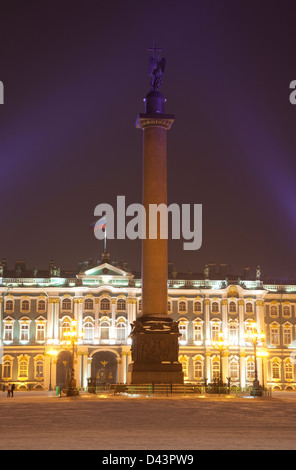 Alexander Column vor dem Winterpalast (Einsiedelei), Schlossplatz, Sankt Petersburg, Russland Stockfoto